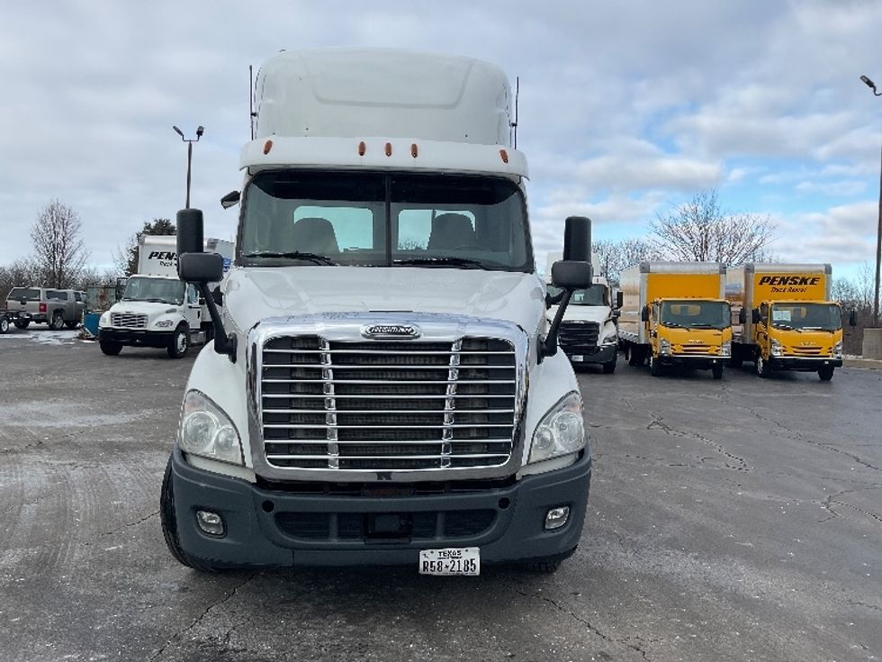 Day Cab Tractor-Heavy Duty Tractors-Freightliner-2016-Cascadia 11364ST-Perrysburg-OH-472,301\n\t\tmiles-$ 26,500 - Image 2