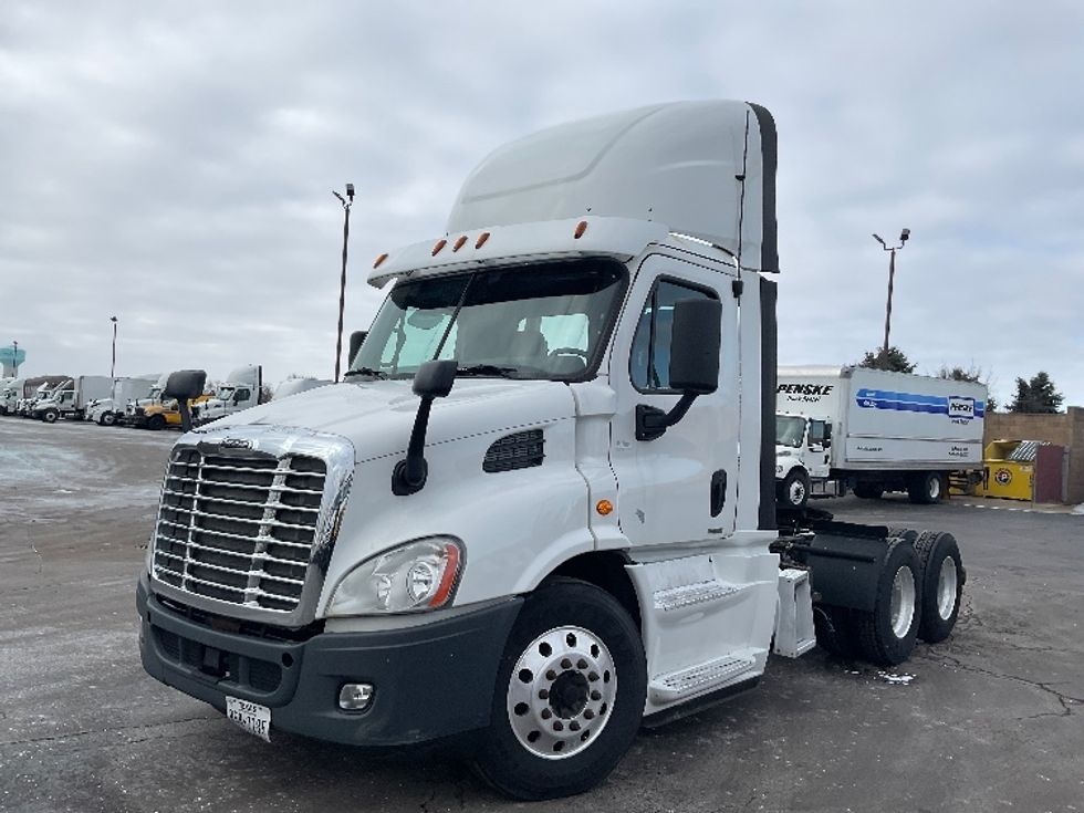 Day Cab Tractor-Heavy Duty Tractors-Freightliner-2016-Cascadia 11364ST-Perrysburg-OH-472,301\n\t\tmiles-$ 26,500 - Image 3