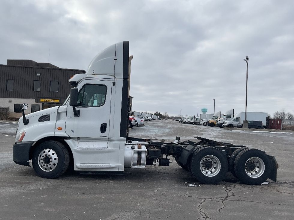 Day Cab Tractor-Heavy Duty Tractors-Freightliner-2016-Cascadia 11364ST-Perrysburg-OH-472,301\n\t\tmiles-$ 26,500 - Image 4