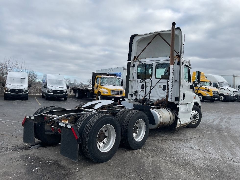 Day Cab Tractor-Heavy Duty Tractors-Freightliner-2016-Cascadia 11364ST-Perrysburg-OH-472,301\n\t\tmiles-$ 26,500 - Image 7