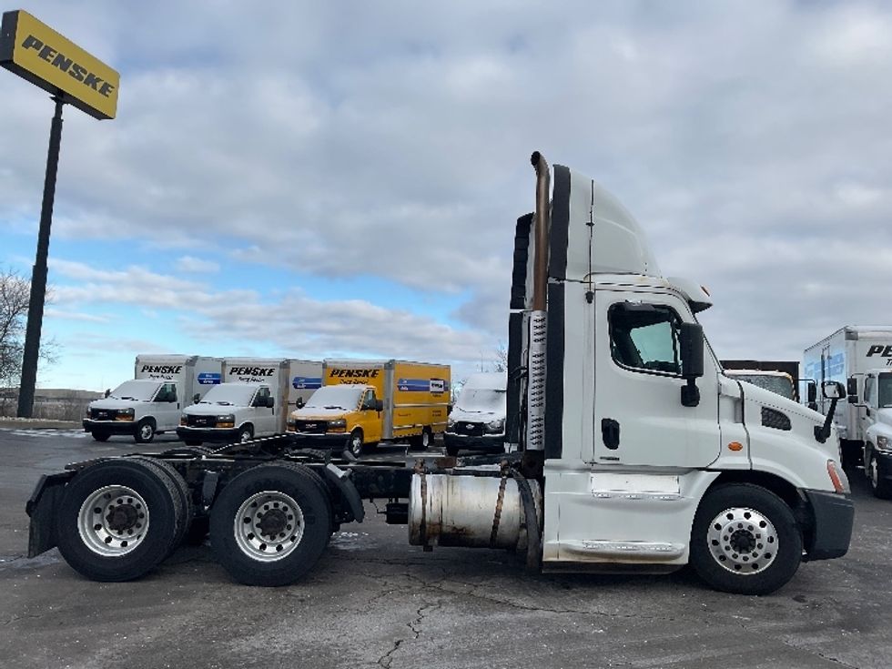 Day Cab Tractor-Heavy Duty Tractors-Freightliner-2016-Cascadia 11364ST-Perrysburg-OH-472,301\n\t\tmiles-$ 26,500 - Image 8