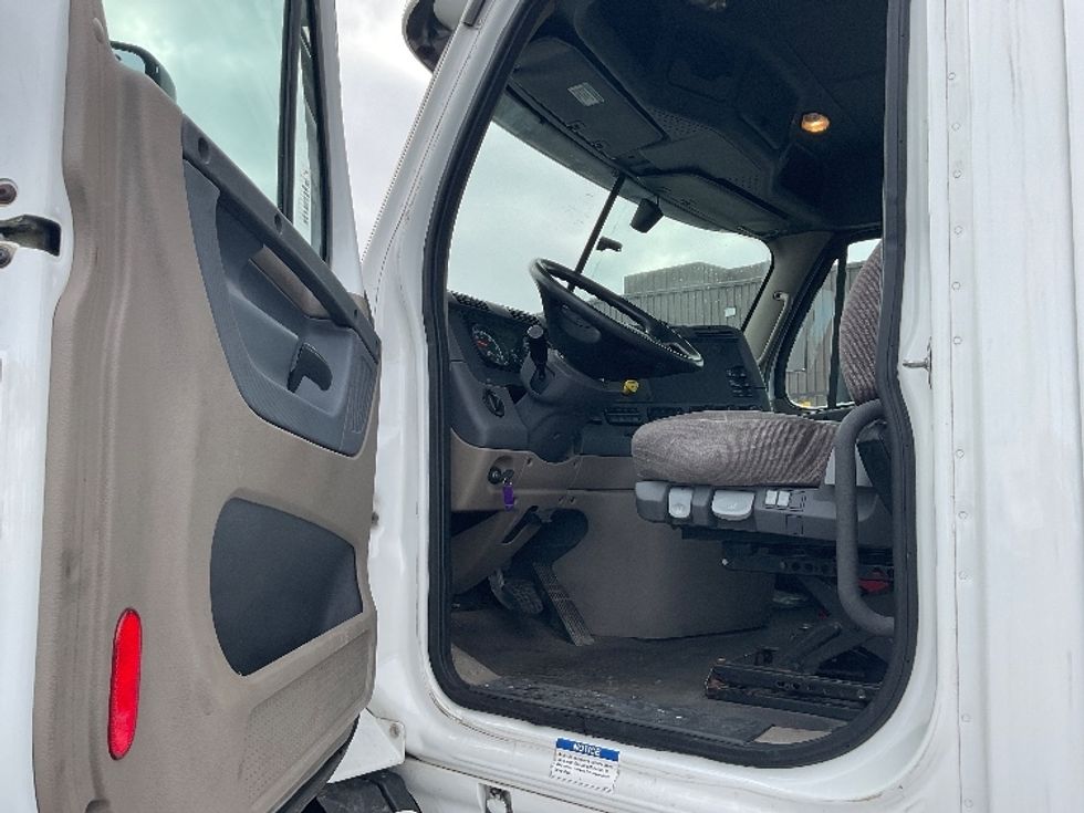 Day Cab Tractor-Heavy Duty Tractors-Freightliner-2016-Cascadia 11364ST-Perrysburg-OH-472,301\n\t\tmiles-$ 26,500 - Image 9