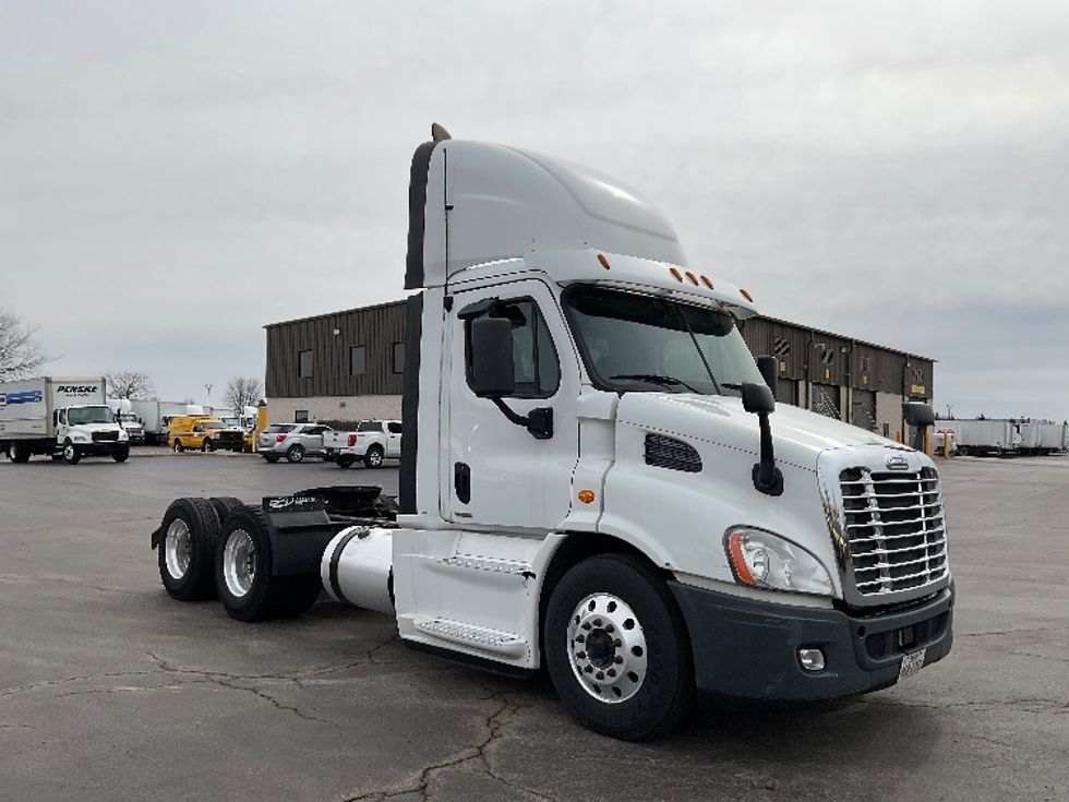 Day Cab Tractor-Heavy Duty Tractors-Freightliner-2016-Cascadia 11364ST-Perrysburg-OH-490,963
		miles-$ 25,750