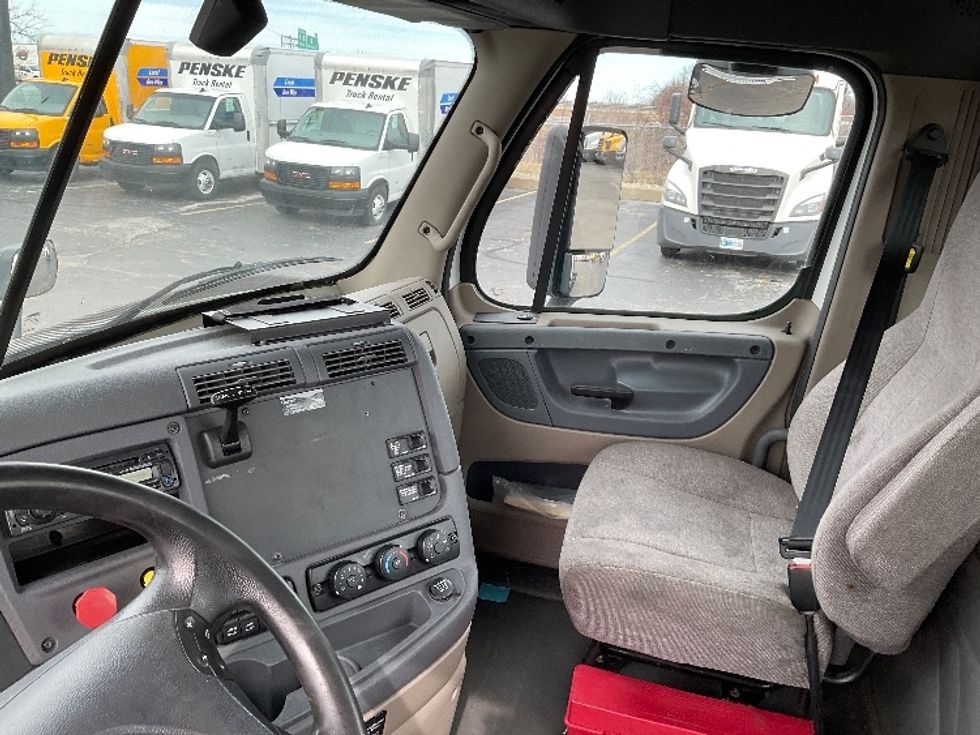 Day Cab Tractor-Heavy Duty Tractors-Freightliner-2016-Cascadia 11364ST-Perrysburg-OH-490,963\n\t\tmiles-$ 25,750 - Image 10