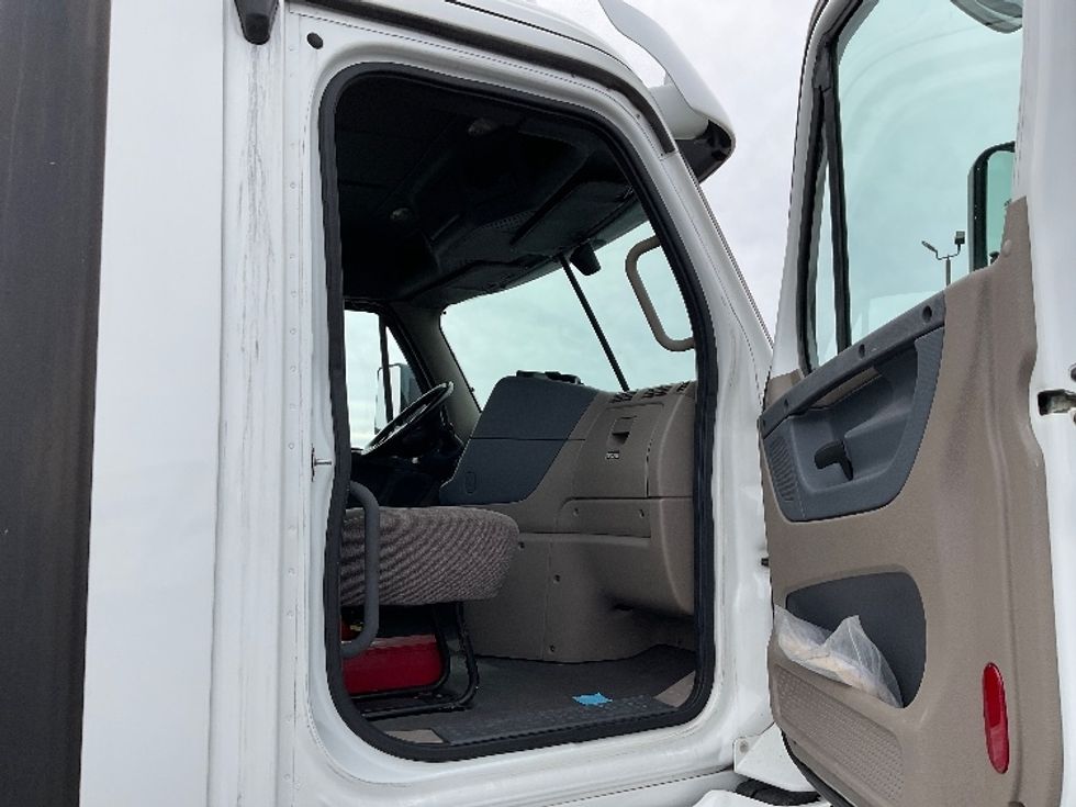 Day Cab Tractor-Heavy Duty Tractors-Freightliner-2016-Cascadia 11364ST-Perrysburg-OH-490,963\n\t\tmiles-$ 25,750 - Image 12