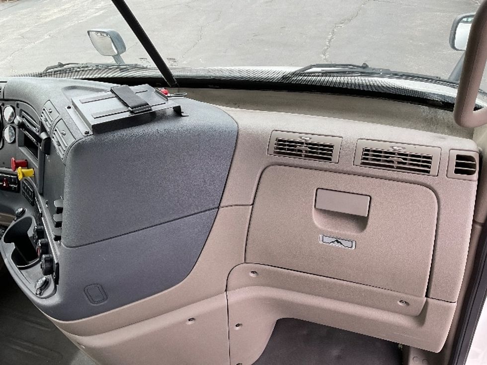 Day Cab Tractor-Heavy Duty Tractors-Freightliner-2016-Cascadia 11364ST-Perrysburg-OH-490,963\n\t\tmiles-$ 25,750 - Image 13