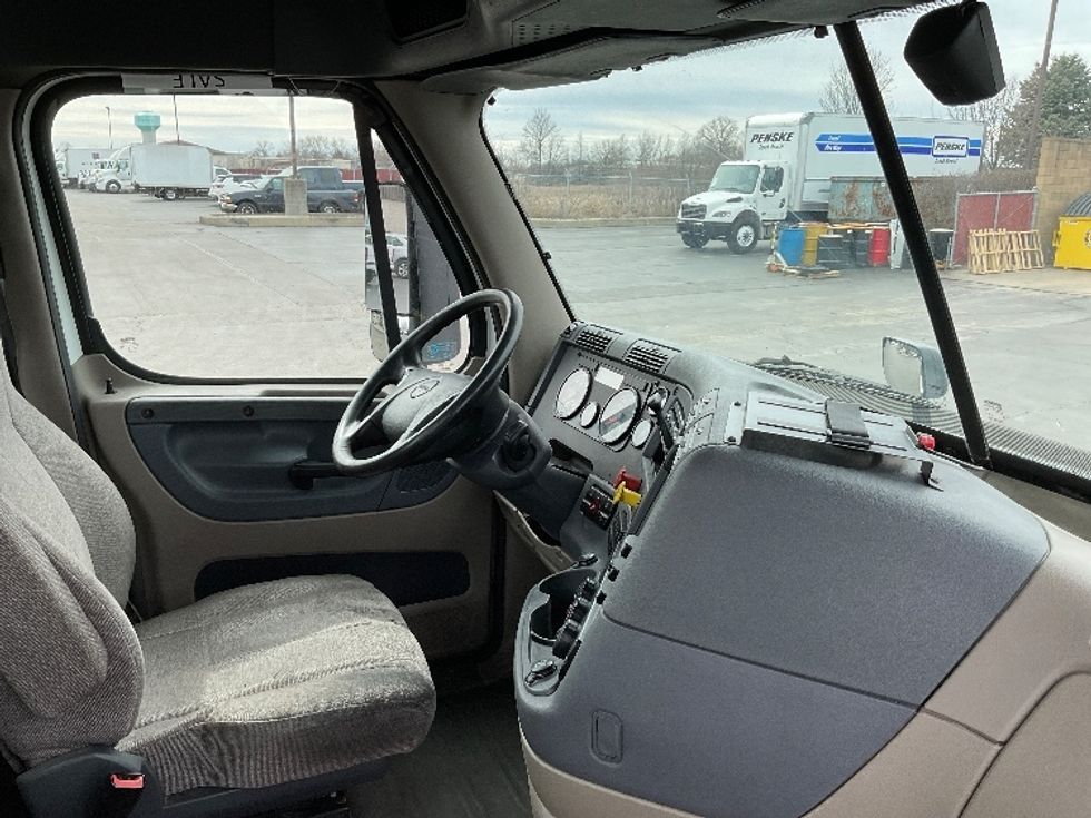 Day Cab Tractor-Heavy Duty Tractors-Freightliner-2016-Cascadia 11364ST-Perrysburg-OH-490,963\n\t\tmiles-$ 25,750 - Image 14
