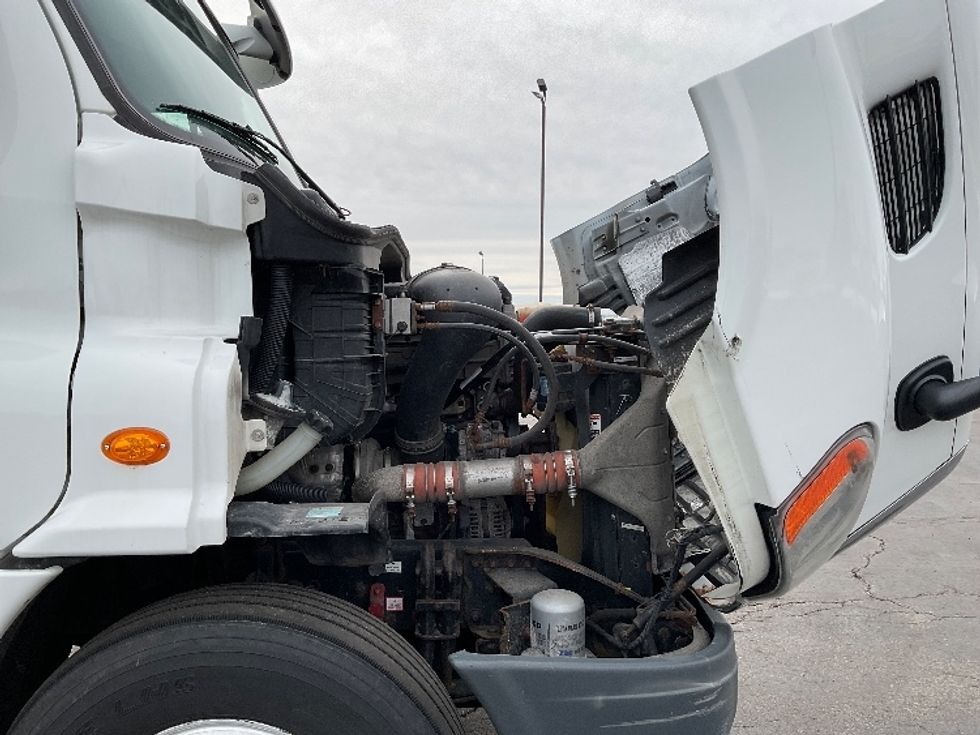 Day Cab Tractor-Heavy Duty Tractors-Freightliner-2016-Cascadia 11364ST-Perrysburg-OH-490,963\n\t\tmiles-$ 25,750 - Image 15