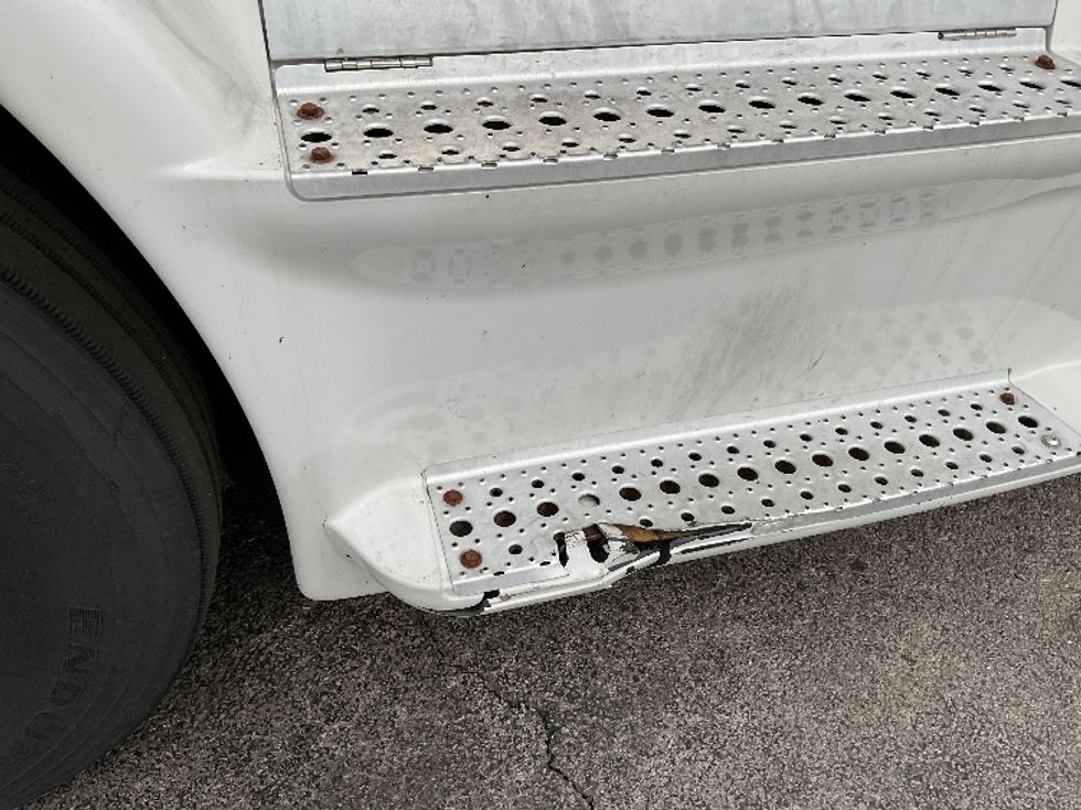 Day Cab Tractor-Heavy Duty Tractors-Freightliner-2016-Cascadia 11364ST-Perrysburg-OH-490,963\n\t\tmiles-$ 25,750 - Image 17