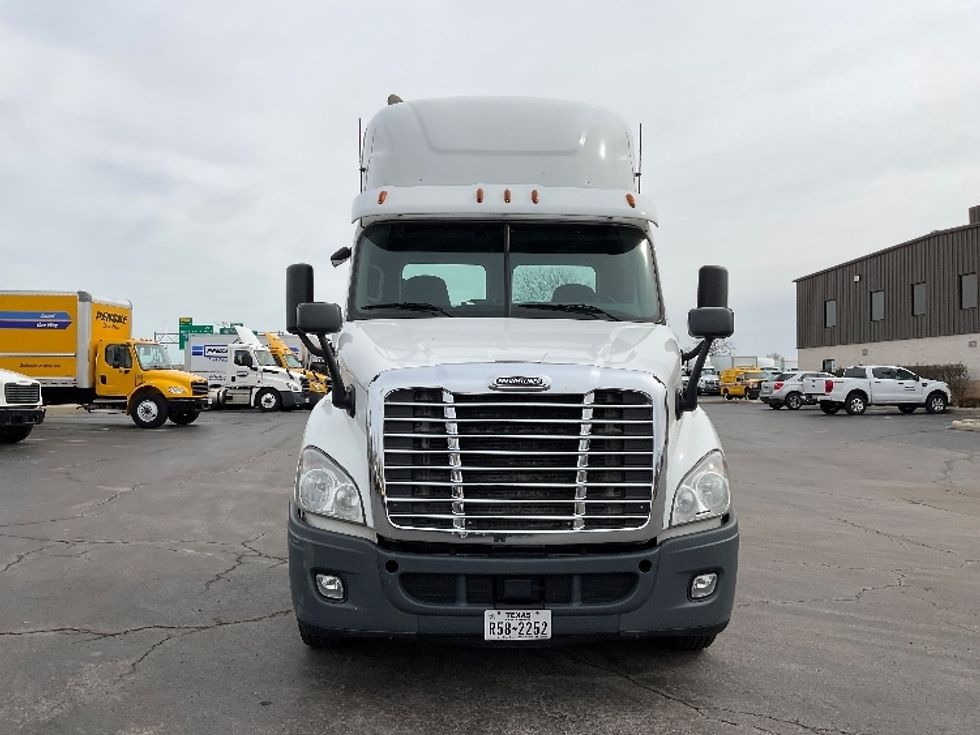 Day Cab Tractor-Heavy Duty Tractors-Freightliner-2016-Cascadia 11364ST-Perrysburg-OH-490,963\n\t\tmiles-$ 25,750 - Image 2
