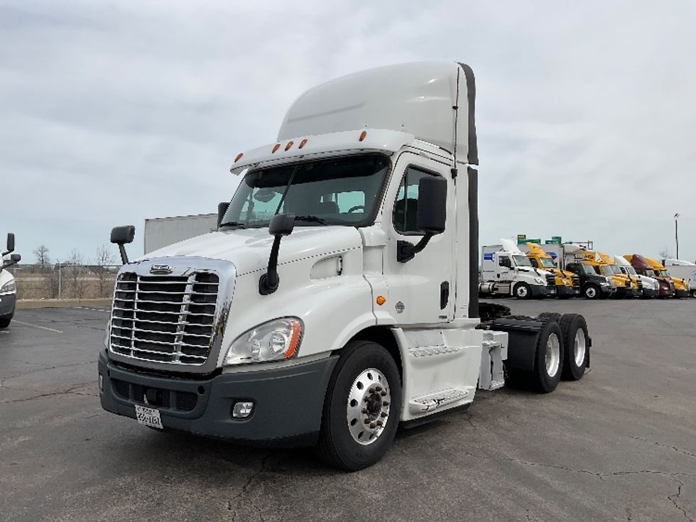 Day Cab Tractor-Heavy Duty Tractors-Freightliner-2016-Cascadia 11364ST-Perrysburg-OH-490,963\n\t\tmiles-$ 25,750 - Image 3