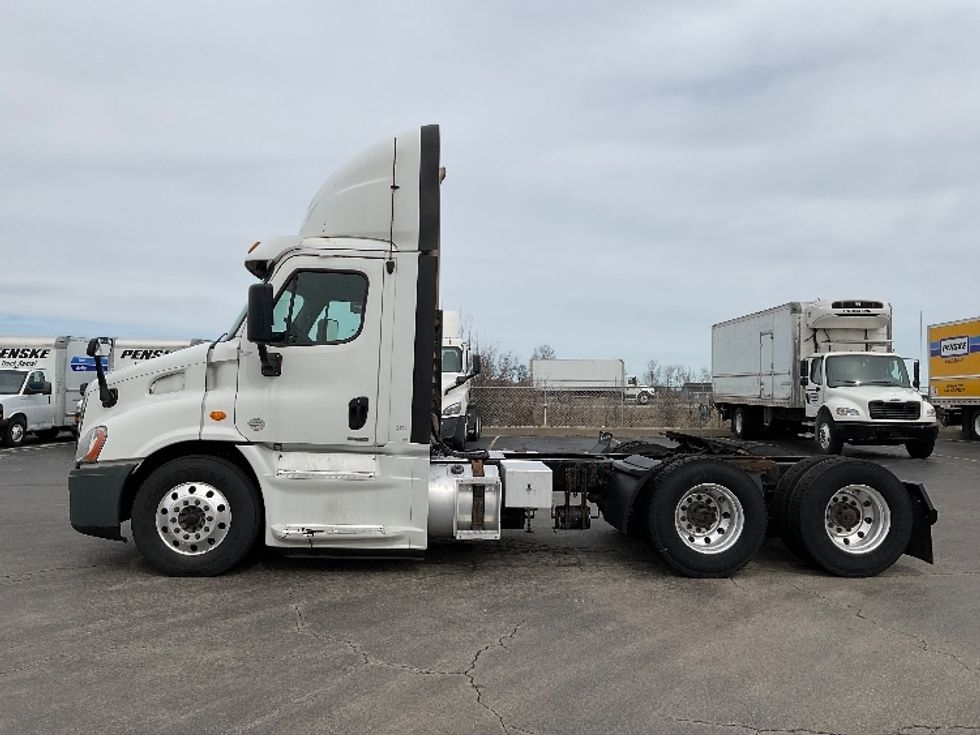 Day Cab Tractor-Heavy Duty Tractors-Freightliner-2016-Cascadia 11364ST-Perrysburg-OH-490,963\n\t\tmiles-$ 25,750 - Image 4
