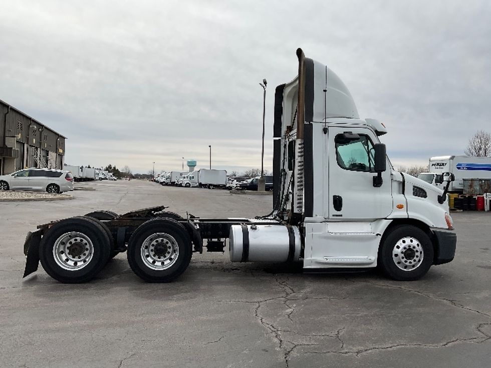 Day Cab Tractor-Heavy Duty Tractors-Freightliner-2016-Cascadia 11364ST-Perrysburg-OH-490,963\n\t\tmiles-$ 25,750 - Image 8