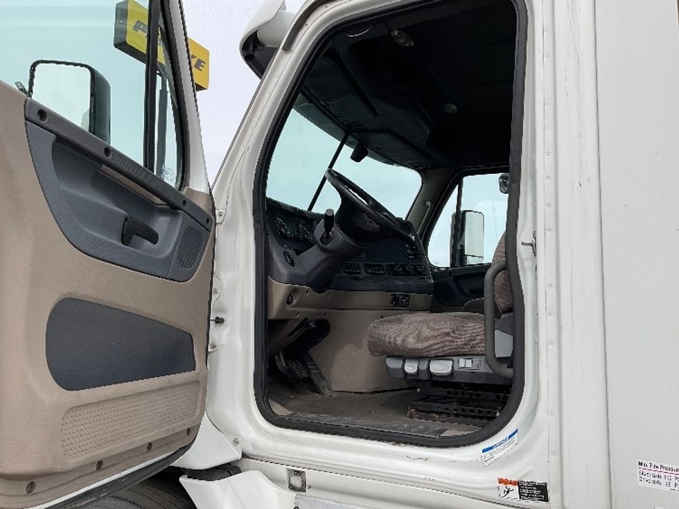 Day Cab Tractor-Heavy Duty Tractors-Freightliner-2016-Cascadia 11364ST-Perrysburg-OH-490,963\n\t\tmiles-$ 25,750 - Image 9