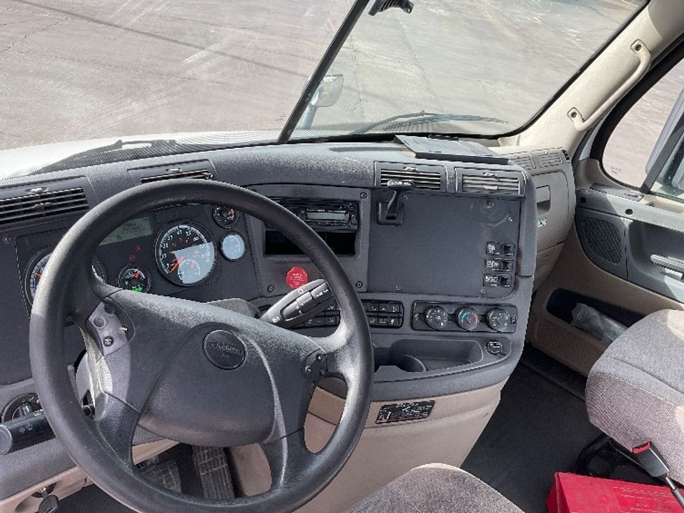 Day Cab Tractor-Heavy Duty Tractors-Freightliner-2016-Cascadia 11364ST-Perrysburg-OH-559,718\n\t\tmiles-$ 23,000 - Image 10