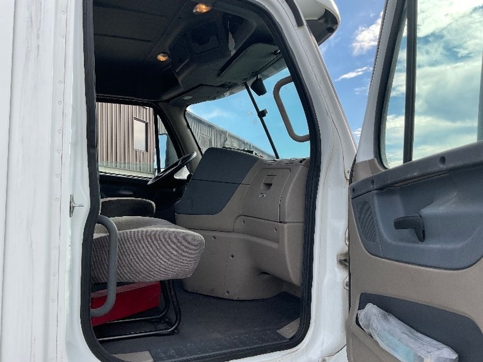 Day Cab Tractor-Heavy Duty Tractors-Freightliner-2016-Cascadia 11364ST-Perrysburg-OH-559,718\n\t\tmiles-$ 23,000 - Image 12