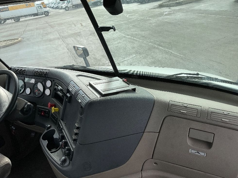 Day Cab Tractor-Heavy Duty Tractors-Freightliner-2016-Cascadia 11364ST-Perrysburg-OH-559,718\n\t\tmiles-$ 23,000 - Image 13