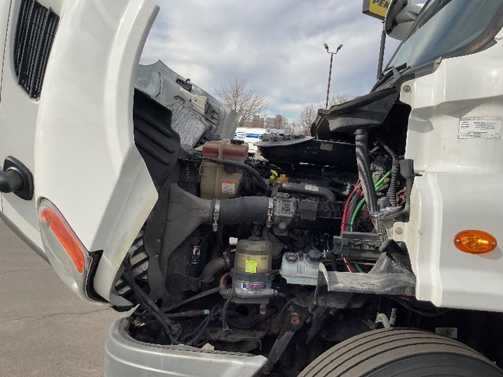 Day Cab Tractor-Heavy Duty Tractors-Freightliner-2016-Cascadia 11364ST-Perrysburg-OH-559,718\n\t\tmiles-$ 23,000 - Image 16