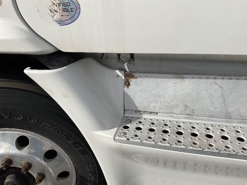 Day Cab Tractor-Heavy Duty Tractors-Freightliner-2016-Cascadia 11364ST-Perrysburg-OH-559,718\n\t\tmiles-$ 23,000 - Image 17