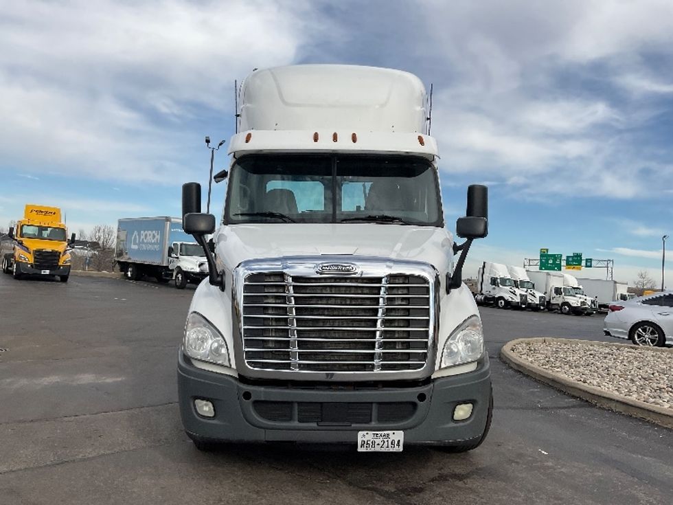 Day Cab Tractor-Heavy Duty Tractors-Freightliner-2016-Cascadia 11364ST-Perrysburg-OH-559,718\n\t\tmiles-$ 23,000 - Image 2