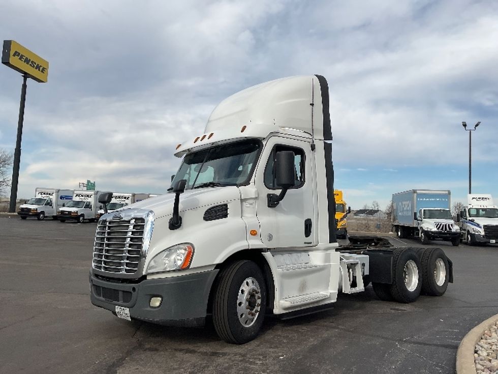 Day Cab Tractor-Heavy Duty Tractors-Freightliner-2016-Cascadia 11364ST-Perrysburg-OH-559,718\n\t\tmiles-$ 23,000 - Image 3