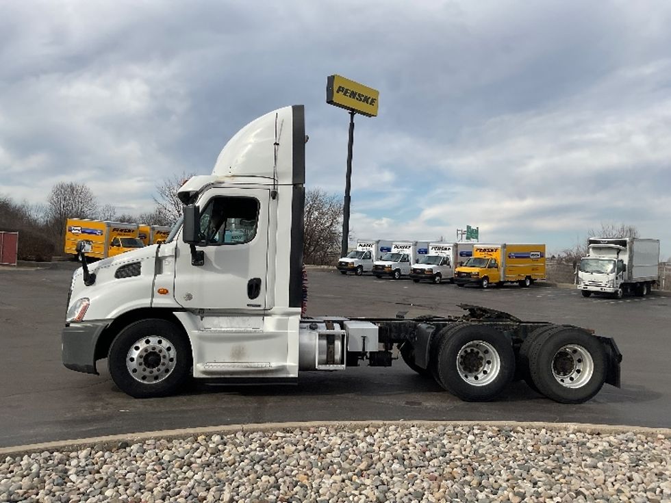 Day Cab Tractor-Heavy Duty Tractors-Freightliner-2016-Cascadia 11364ST-Perrysburg-OH-559,718\n\t\tmiles-$ 23,000 - Image 4