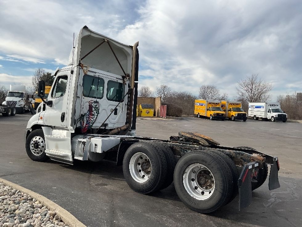 Day Cab Tractor-Heavy Duty Tractors-Freightliner-2016-Cascadia 11364ST-Perrysburg-OH-559,718\n\t\tmiles-$ 23,000 - Image 5