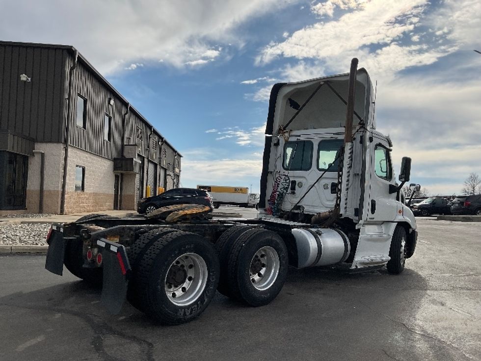 Day Cab Tractor-Heavy Duty Tractors-Freightliner-2016-Cascadia 11364ST-Perrysburg-OH-559,718\n\t\tmiles-$ 23,000 - Image 7