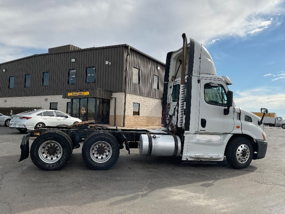 Day Cab Tractor-Heavy Duty Tractors-Freightliner-2016-Cascadia 11364ST-Perrysburg-OH-559,718\n\t\tmiles-$ 23,000 - Image 8