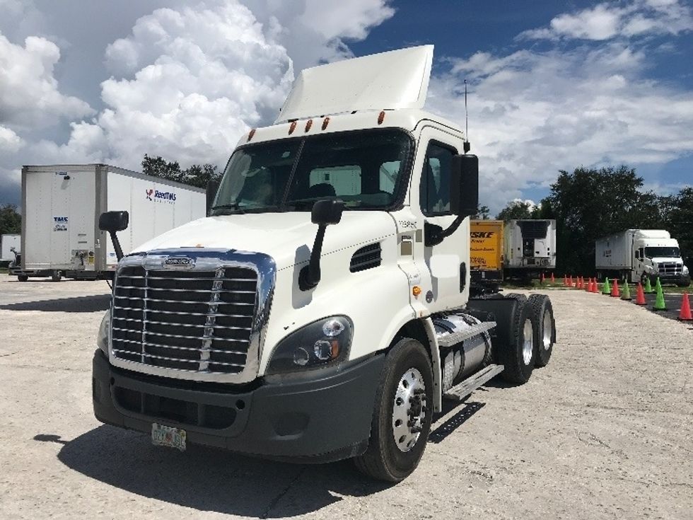 Day Cab Tractor-Heavy Duty Tractors-Freightliner-2016-Cascadia 11364ST-Tampa-FL-557,384 miles-$ 44,750