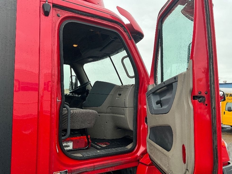 Day Cab Tractor-Heavy Duty Tractors-Freightliner-2016-Cascadia 12542ST-Tacoma-WA-429,538\n\t\tmiles-$ 25,500 - Image 12