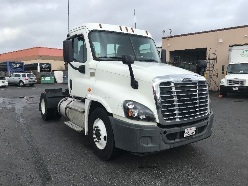 Day Cab Tractor-Heavy Duty Tractors-Freightliner-2016-Cascadia 12542ST-West Sacramento-CA-124,806\n\t\tmiles-$ 21,250 - Image 1