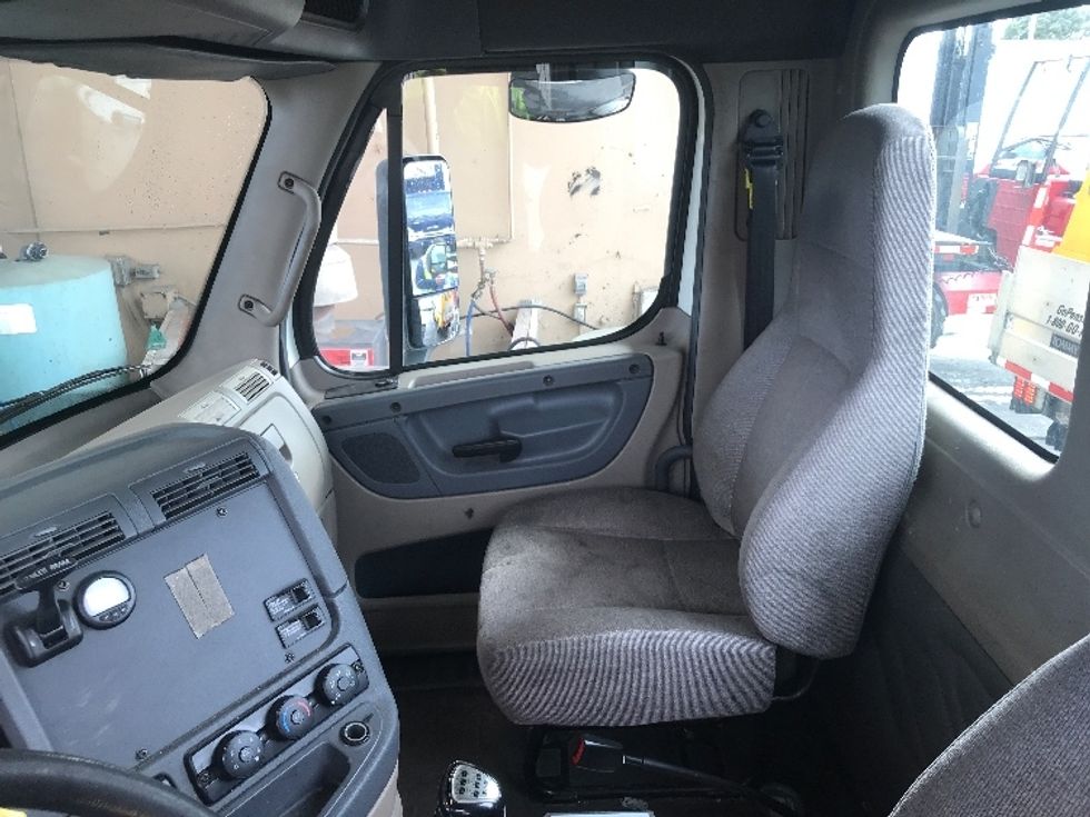 Day Cab Tractor-Heavy Duty Tractors-Freightliner-2016-Cascadia 12542ST-West Sacramento-CA-124,806\n\t\tmiles-$ 21,250 - Image 10