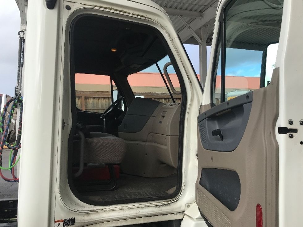 Day Cab Tractor-Heavy Duty Tractors-Freightliner-2016-Cascadia 12542ST-West Sacramento-CA-124,806\n\t\tmiles-$ 21,250 - Image 12