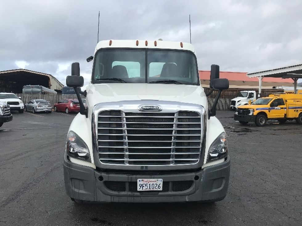 Day Cab Tractor-Heavy Duty Tractors-Freightliner-2016-Cascadia 12542ST-West Sacramento-CA-124,806\n\t\tmiles-$ 21,250 - Image 2