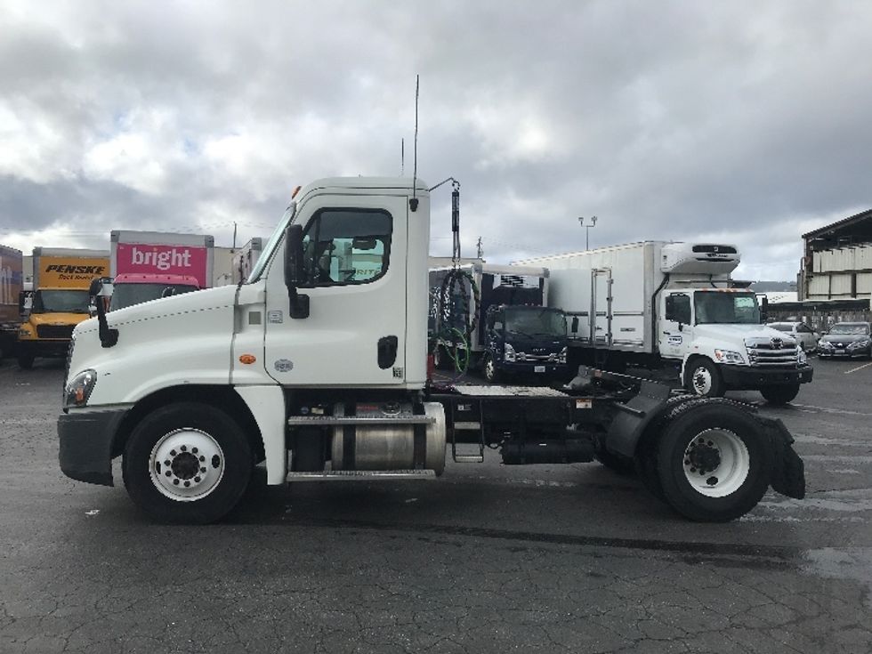Day Cab Tractor-Heavy Duty Tractors-Freightliner-2016-Cascadia 12542ST-West Sacramento-CA-124,806\n\t\tmiles-$ 21,250 - Image 4