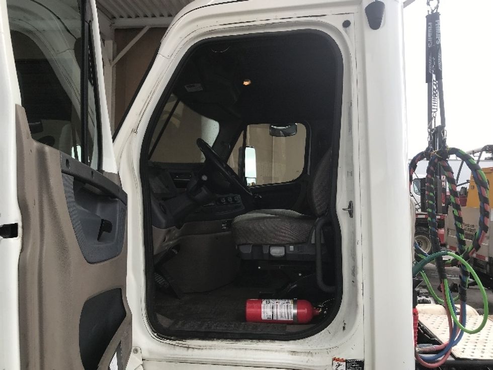 Day Cab Tractor-Heavy Duty Tractors-Freightliner-2016-Cascadia 12542ST-West Sacramento-CA-124,806\n\t\tmiles-$ 21,250 - Image 9