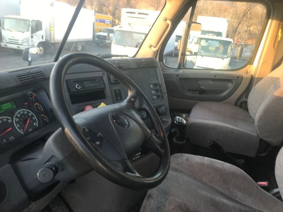 Day Cab Tractor-Heavy Duty Tractors-Freightliner-2016-Cascadia 12564ST-Akron-OH-566,225\n\t\tmiles-$ 29,750 - Image 10