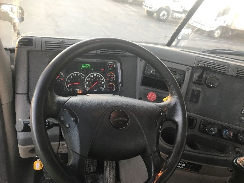Day Cab Tractor-Heavy Duty Tractors-Freightliner-2016-Cascadia 12564ST-Akron-OH-566,225\n\t\tmiles-$ 29,750 - Image 11