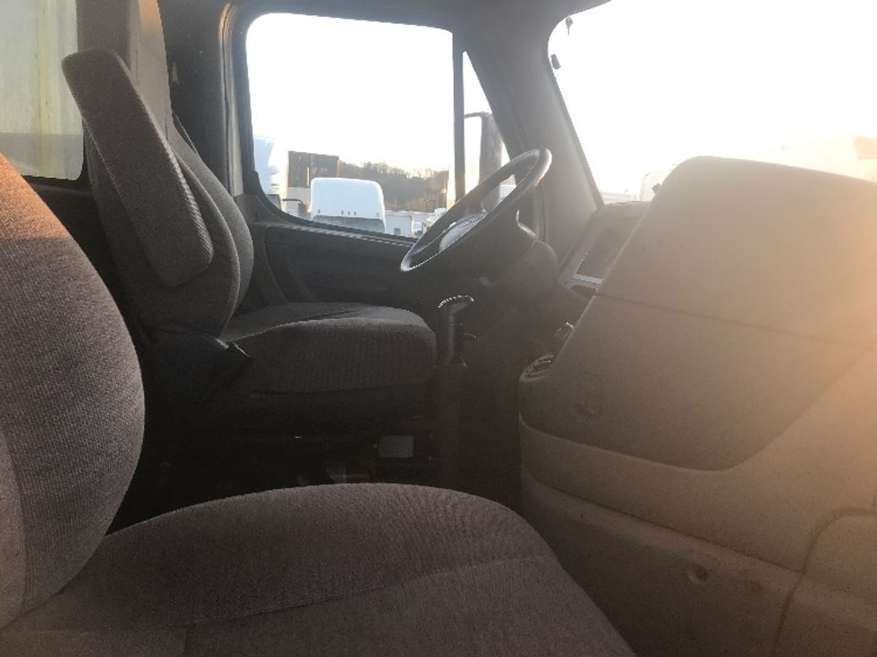 Day Cab Tractor-Heavy Duty Tractors-Freightliner-2016-Cascadia 12564ST-Akron-OH-566,225\n\t\tmiles-$ 29,750 - Image 14