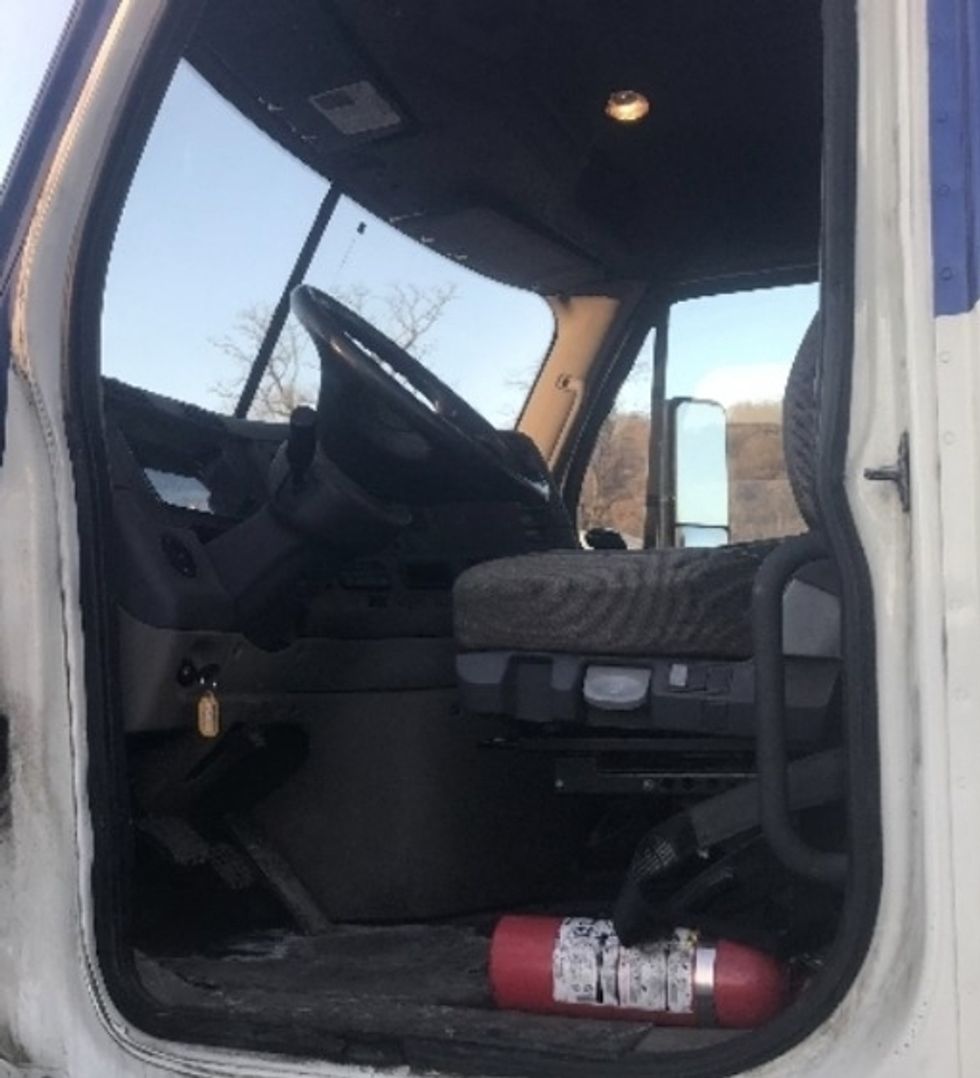 Day Cab Tractor-Heavy Duty Tractors-Freightliner-2016-Cascadia 12564ST-Akron-OH-566,225\n\t\tmiles-$ 29,750 - Image 9