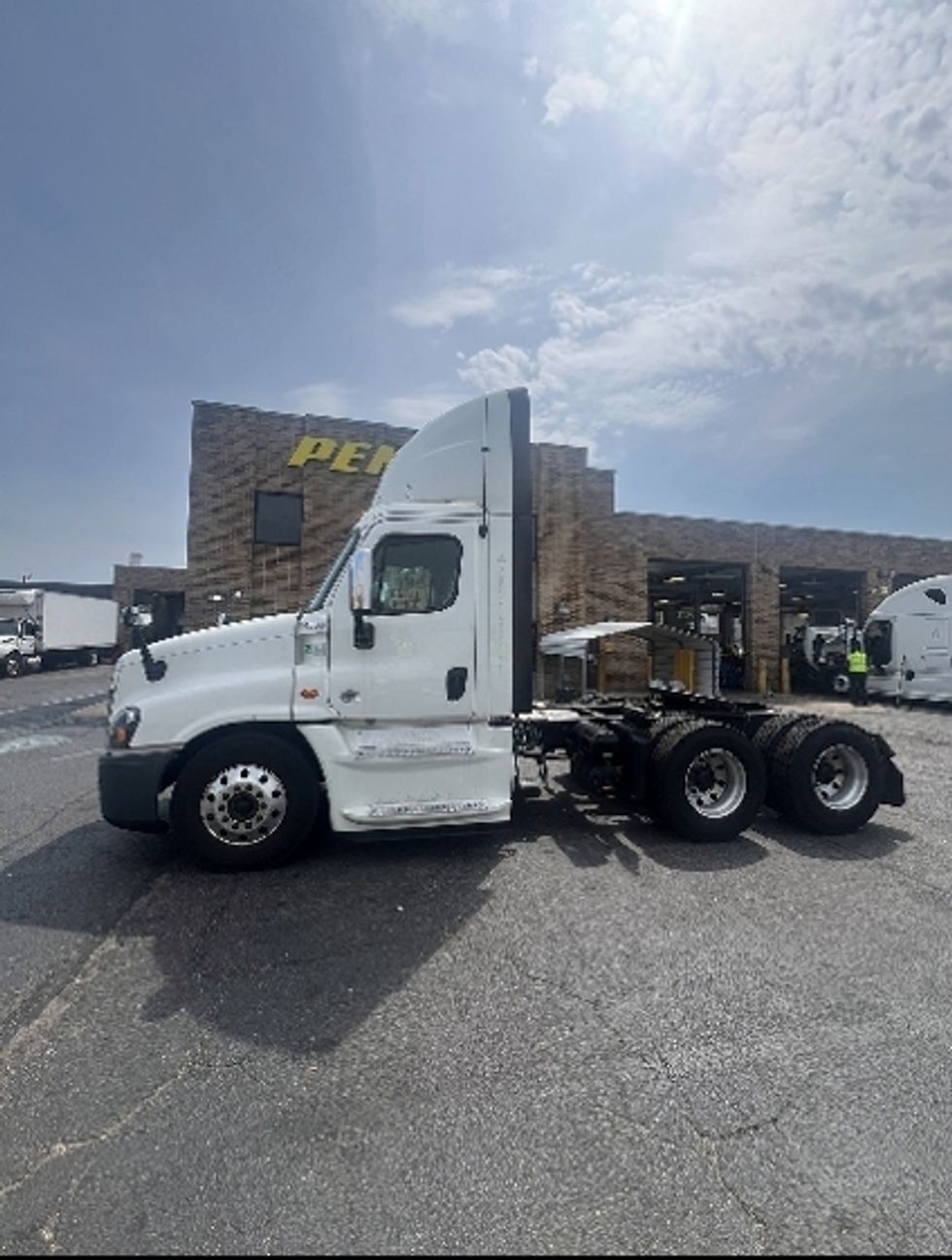 Day Cab Tractor-Heavy Duty Tractors-Freightliner-2016-Cascadia 12564ST-Baltimore-MD-375,004\n\t\tmiles-$ 34,750 - Image 4