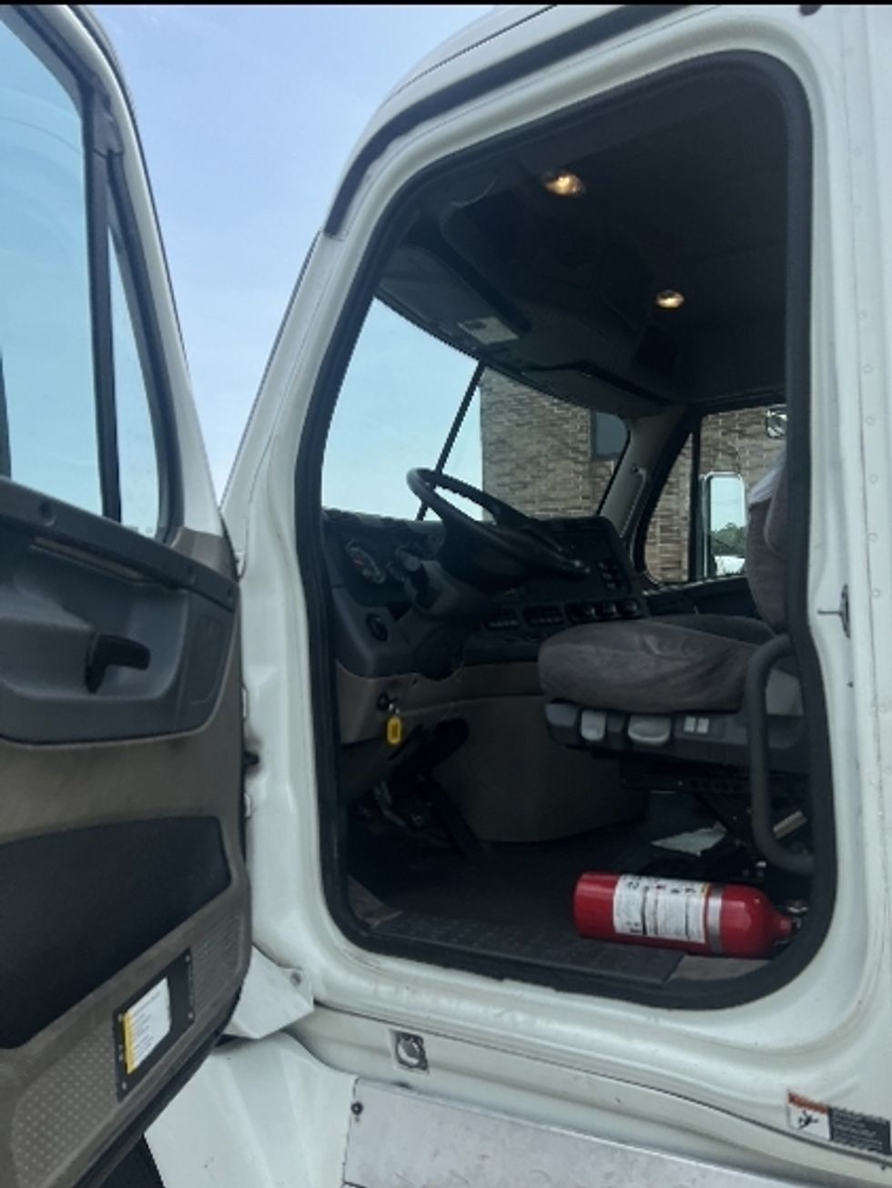 Day Cab Tractor-Heavy Duty Tractors-Freightliner-2016-Cascadia 12564ST-Baltimore-MD-375,004\n\t\tmiles-$ 34,750 - Image 9