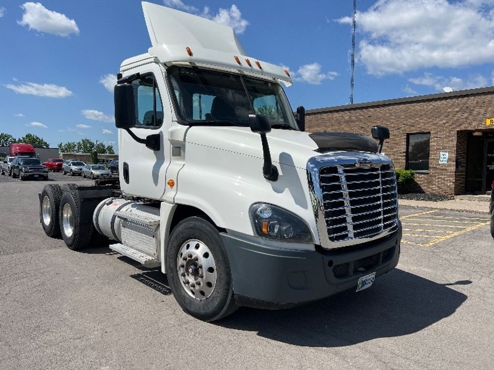 Day Cab Tractor-Heavy Duty Tractors-Freightliner-2016-Cascadia 12564ST-Buffalo-NY-478,686\n\t\tmiles-$ 12,500 - Image 1
