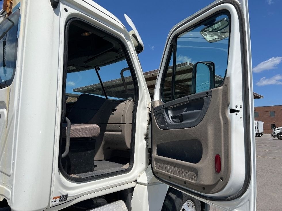 Day Cab Tractor-Heavy Duty Tractors-Freightliner-2016-Cascadia 12564ST-Buffalo-NY-478,686\n\t\tmiles-$ 12,500 - Image 12