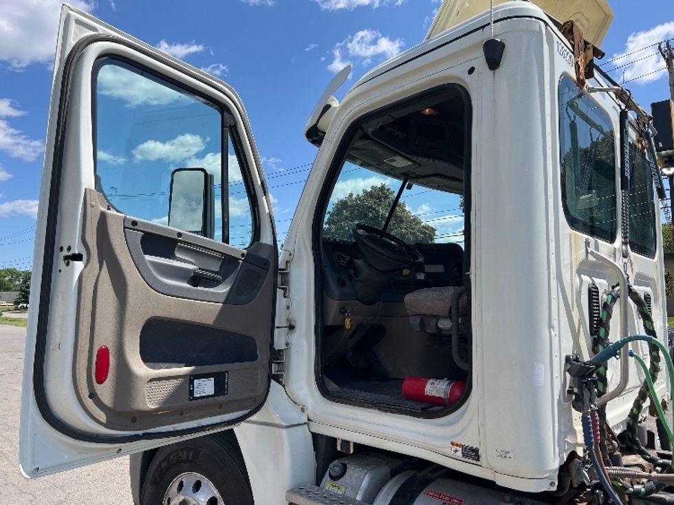 Day Cab Tractor-Heavy Duty Tractors-Freightliner-2016-Cascadia 12564ST-Buffalo-NY-478,686\n\t\tmiles-$ 12,500 - Image 9
