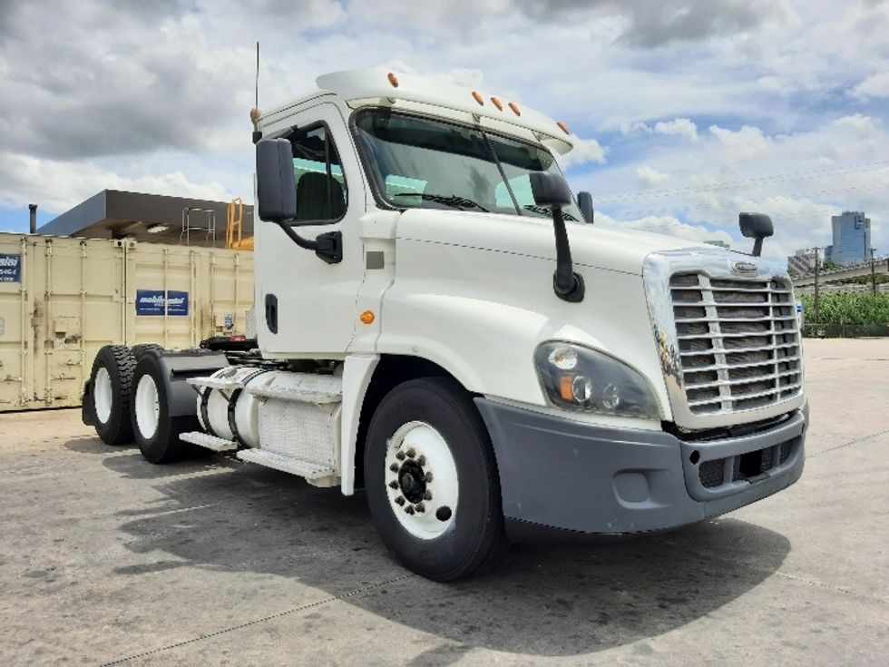 Day Cab Tractor-Heavy Duty Tractors-Freightliner-2016-Cascadia 12564ST-Dallas-TX-399,609\n\t\tmiles-$ 29,750 - Image 1