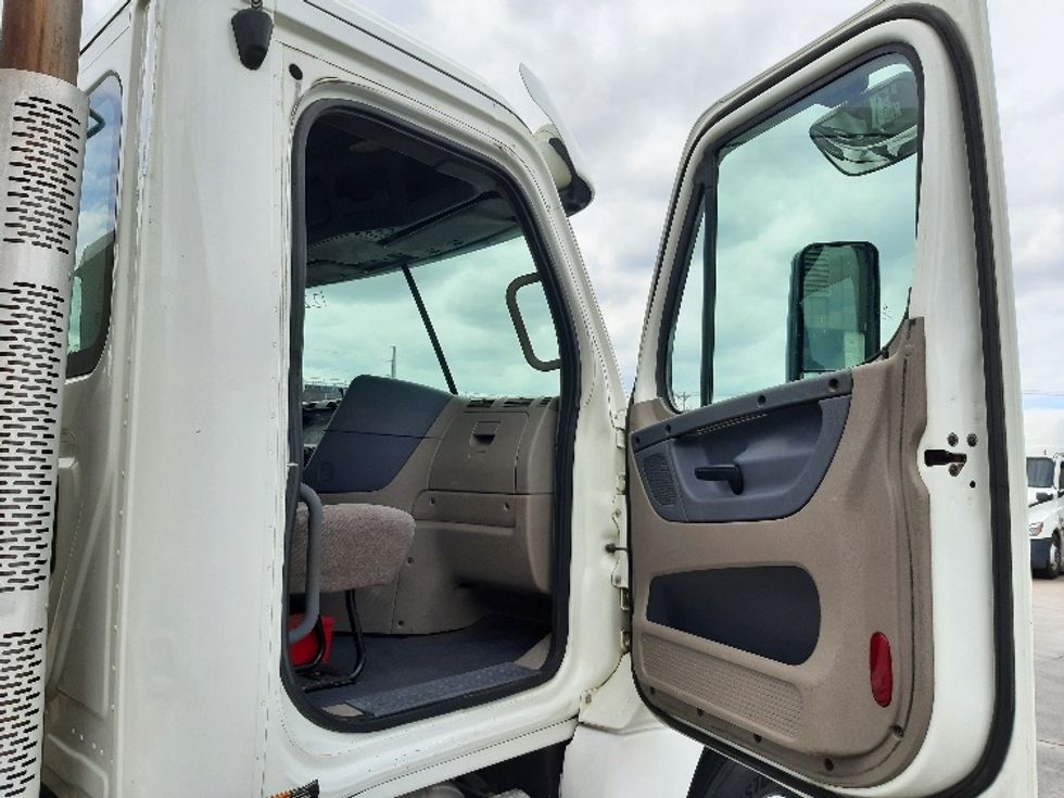 Day Cab Tractor-Heavy Duty Tractors-Freightliner-2016-Cascadia 12564ST-Dallas-TX-399,609\n\t\tmiles-$ 29,750 - Image 12