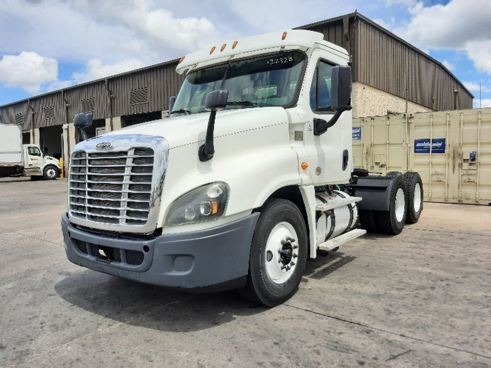 Day Cab Tractor-Heavy Duty Tractors-Freightliner-2016-Cascadia 12564ST-Dallas-TX-399,609\n\t\tmiles-$ 29,750 - Image 3