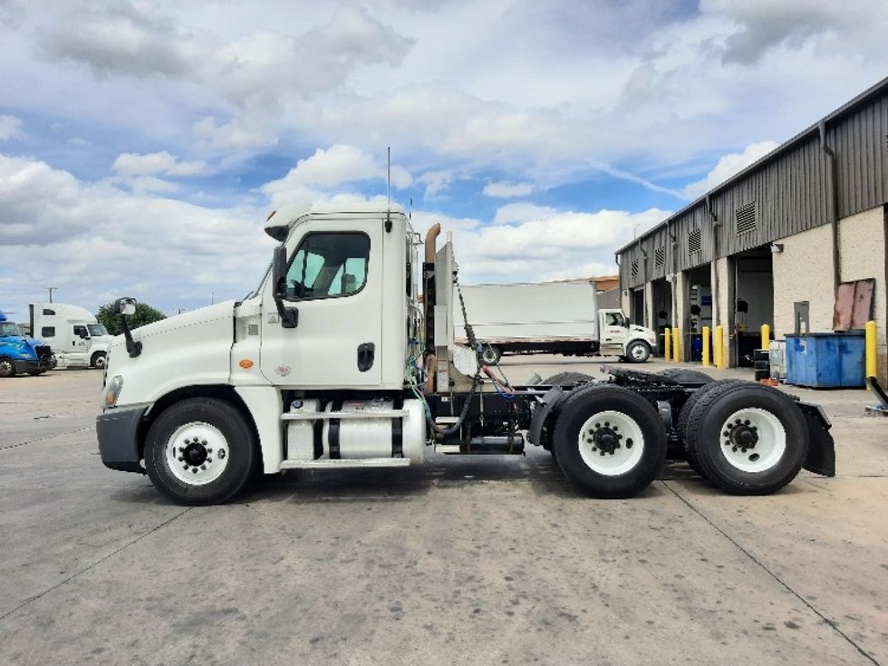 Day Cab Tractor-Heavy Duty Tractors-Freightliner-2016-Cascadia 12564ST-Dallas-TX-399,609\n\t\tmiles-$ 29,750 - Image 4